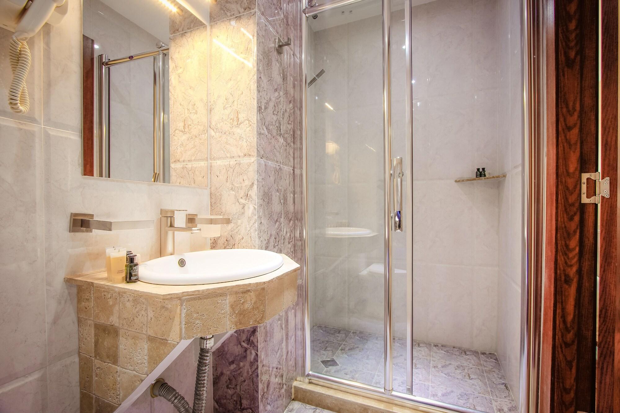 Hotel Gtm Plaza Tiflis Exterior foto