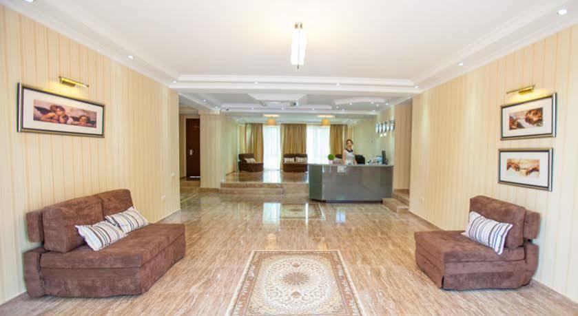 Hotel Gtm Plaza Tiflis Exterior foto