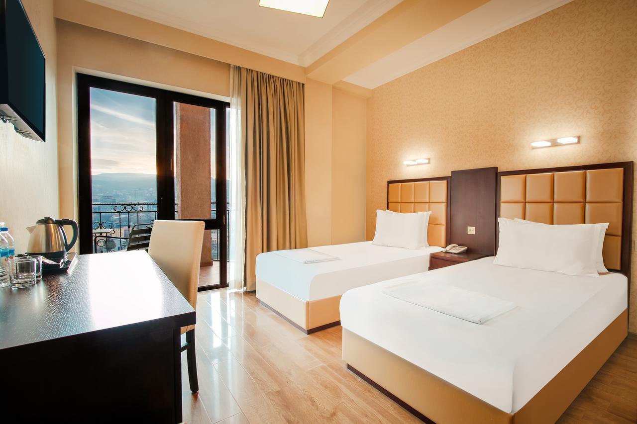Hotel Gtm Plaza Tiflis Exterior foto